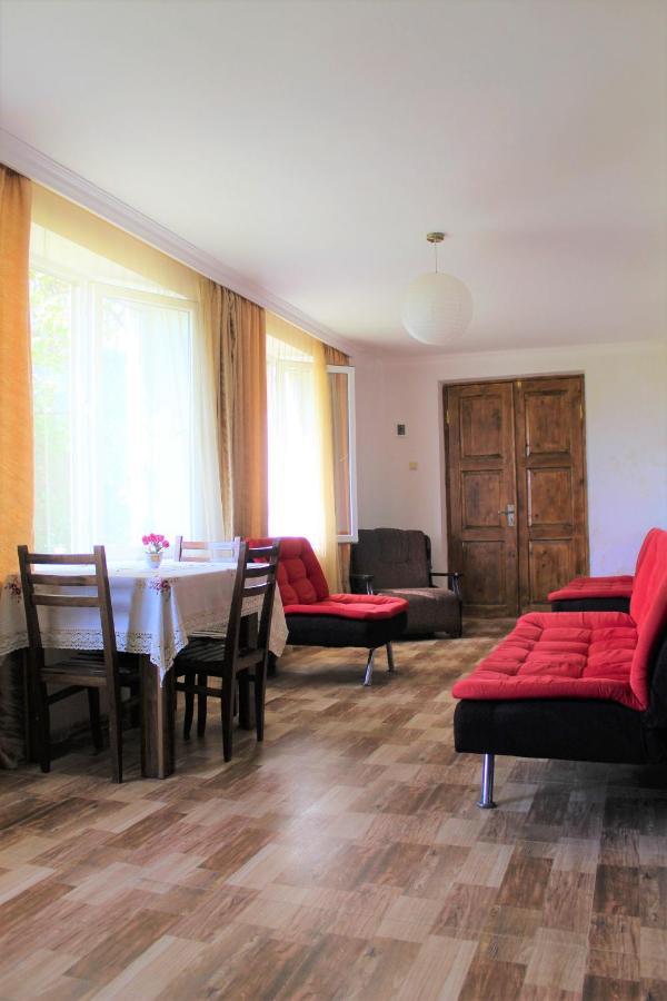 Guest House Racha Ambrolauri Exterior foto