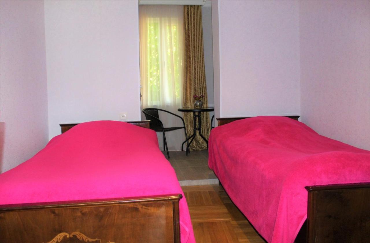 Guest House Racha Ambrolauri Exterior foto