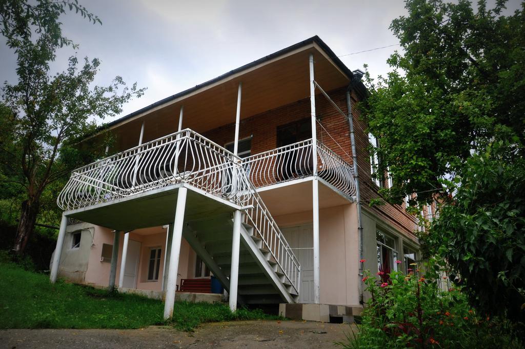 Guest House Racha Ambrolauri Exterior foto
